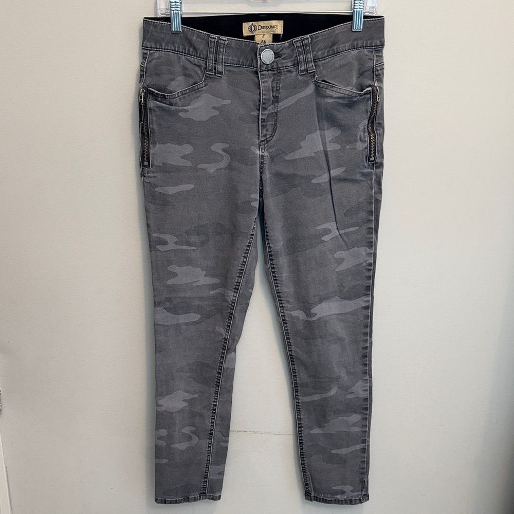 Democracy Women's Ab Rchnology Gray Camouflage Cropped Jeans. Size 6